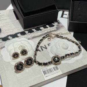 All-match branded accessories for women